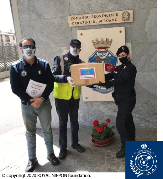 イタリア警察協会を通じて、ベルガモ市警察、軍警察、国家警察へそれぞれマスクを寄付しました。