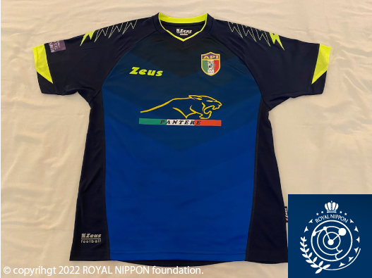 イタリア警察サッカーチームのユニホームに友情の証として財団のロゴマークを入れて頂ける事になりました。